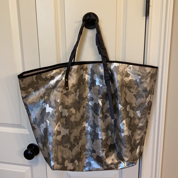 Kempton & Co Handbags - NWOT Kempton & Co metallic camo canvas oversized tote camouflage large USA